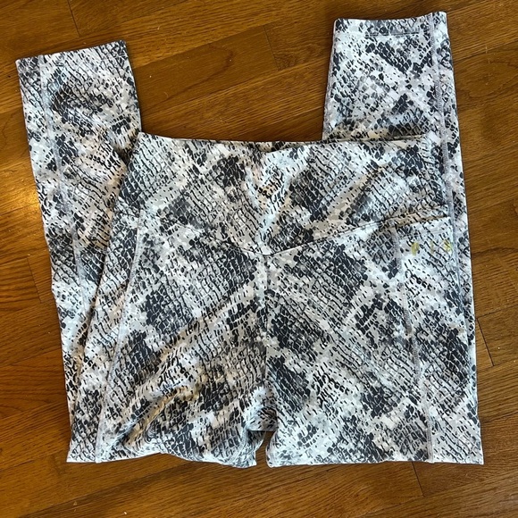PINK Victoria’s Secret, snakeskin, pattern, leggings, size large very good cond - Picture 6 of 11